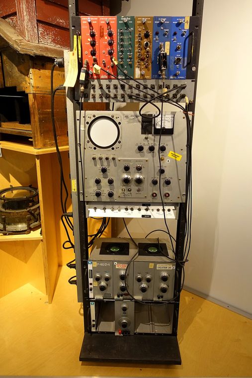 Engineering and physics laboratory equipment
